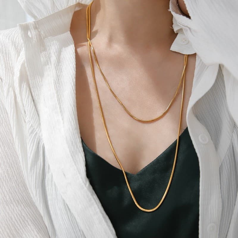 [Estoque pronto] Muito fácil de combinar ~ ins luz luxo liso banhado a ouro ouro 18K quadrado osso de cobra colar longo