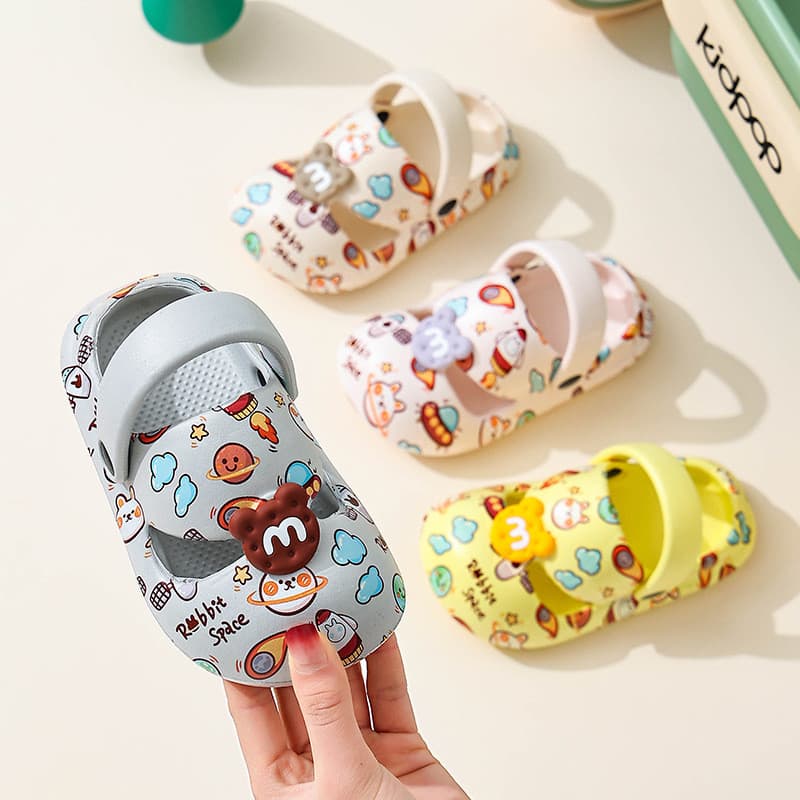 Chinelos de sola macia, antiderrapantes e com proteção para os dedos dos pés, para meninos e meninas, disponíveis em vár