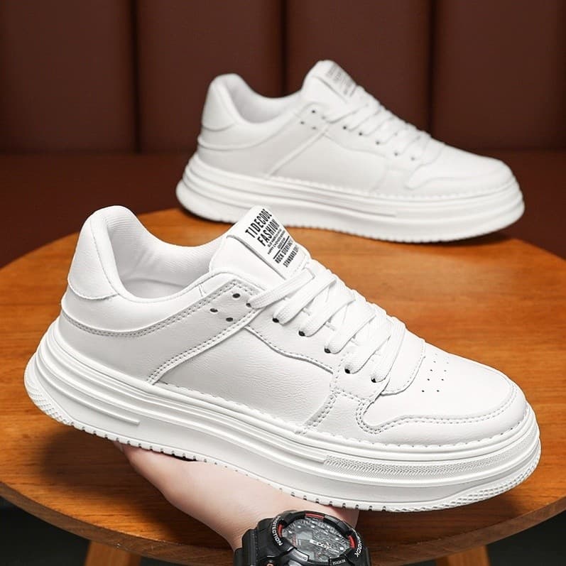 Sapatos masculinos 2025 novo estilo verão couro respirável All-Match sapatos de couro casuais masculinos de sola grossa