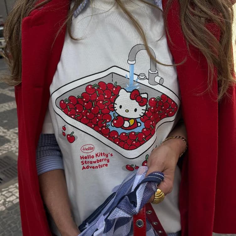 Camiseta Feminina Gola Redonda Estampa HELLO KITTY CEREJINHA Blusa em Algodão