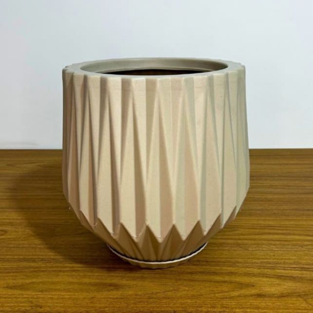 Vaso para plantas em polietileno Origame G com prato coletor BEGE de Polietileno Jardim Luxo N.2