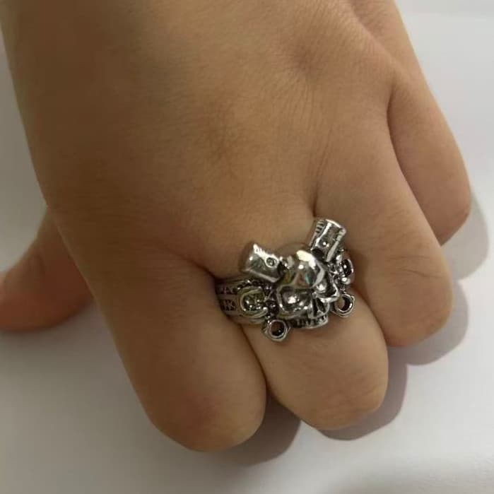 O design moderno apresenta um anel tridimensional em estilo punk, acessório de moda em liga mecânica, caveira de estilo