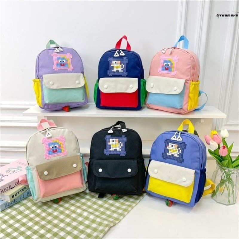 。Estudantes do ensino fundamental estudo mochila crianças primavera passeio meninos passeio jogar mochila meninas classe