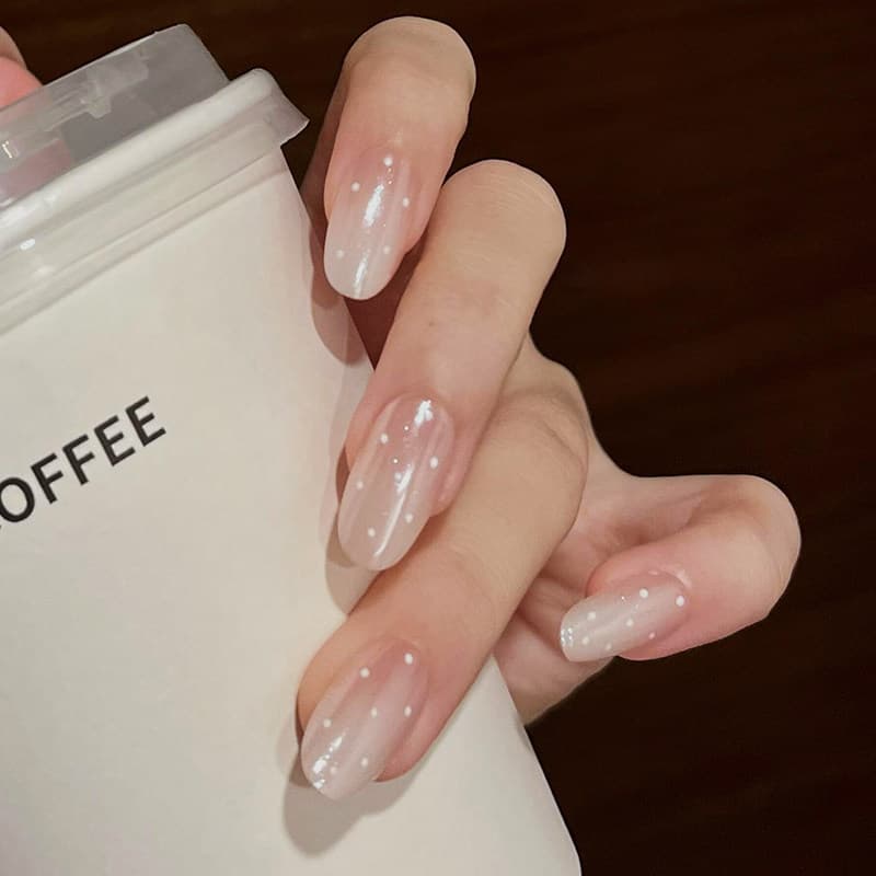 Unhas Postiças Artesanais Hailey com Bolinhas, Manicure em Gradiente Branco Leitoso, Estilo Curto, Novo Modelo 2026, Unh