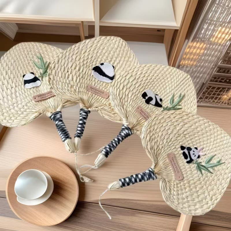 Novo estilo verão Panda ventilador de mão Pucao Material combinando ventilador estilo antigo fabricante de ventilador de
