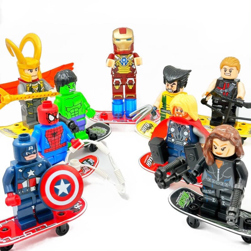 Bonecos lego com acessórios e skate