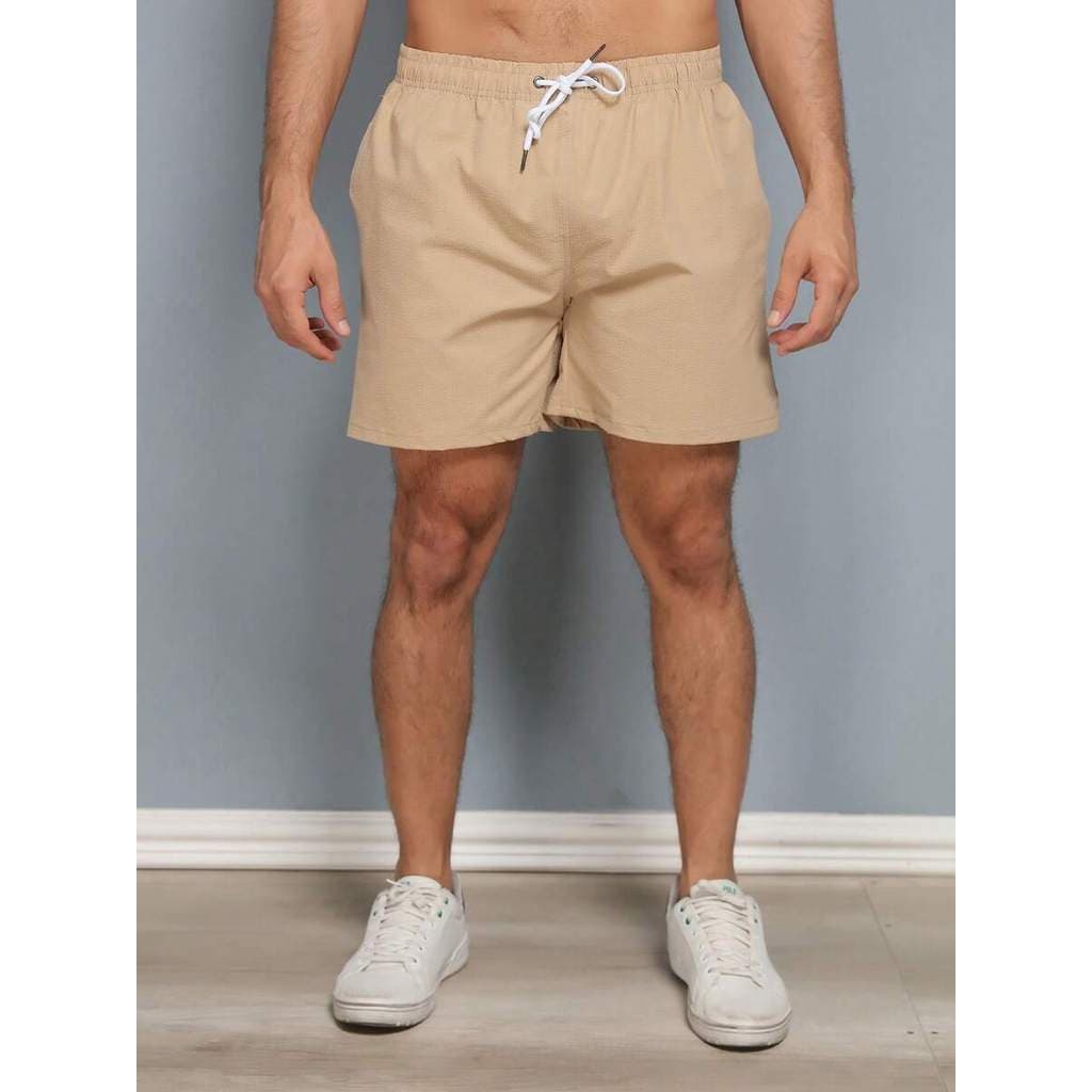 Os shorts esportivos masculinos com elástico e cordão de cor sólida são modernos e esportivos, mais elásticos e mais con