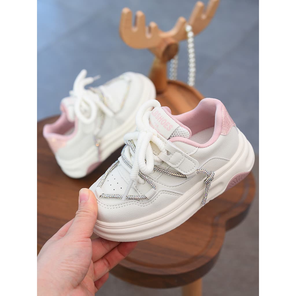 Sapatos brancos infantis 2026 primavera novo estilo tênis para meninas moda leve sapatos para meninas Velcro esportes sa