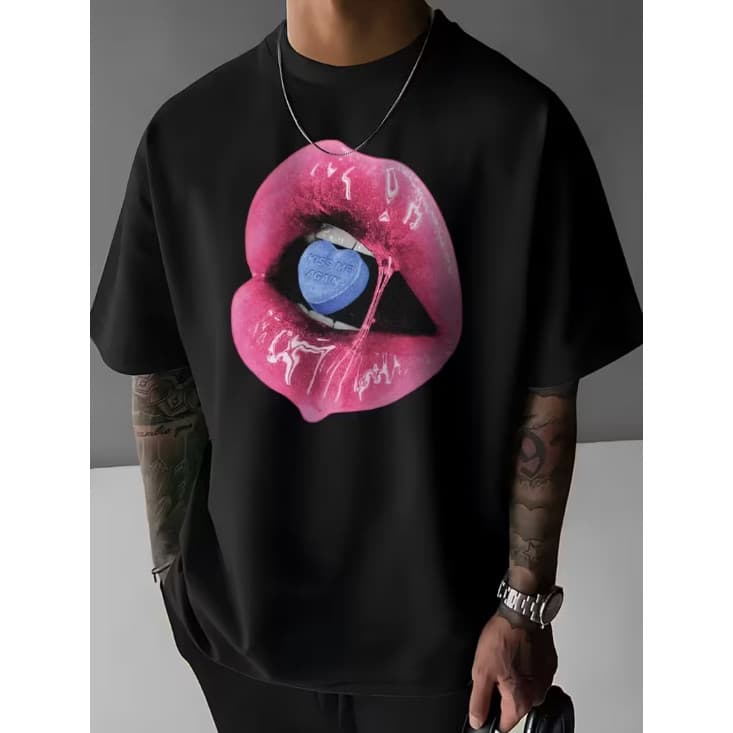 Camiseta Oversized Preta Unissex Streetwear Y2K Estampa Boca Kiss Me Again Alternativa Cyber Grunge