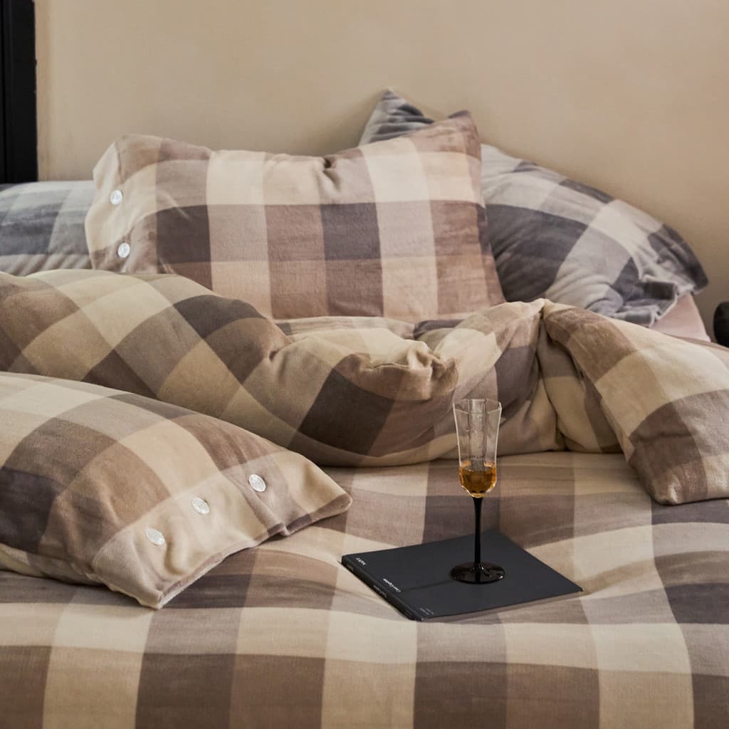Roupa de cama de inverno Retro xadrez leite velo conjunto de quatro peças engrossado quente Coral velo colcha capa folha