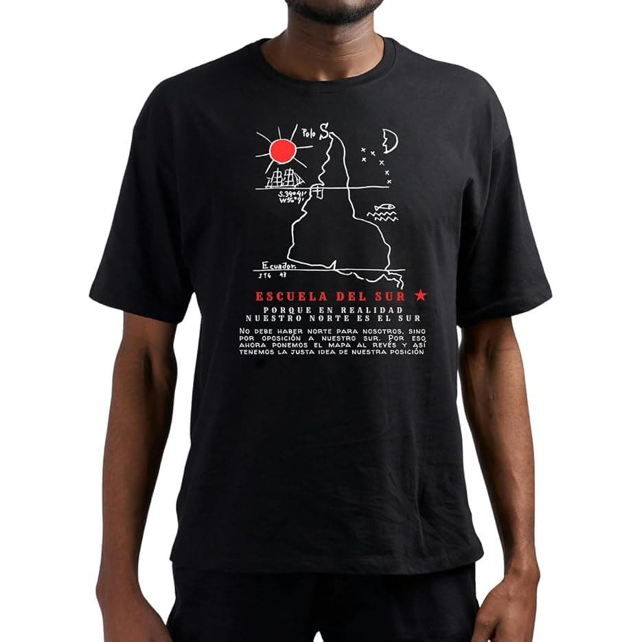 Camiseta Escuela del Sur, Algodão Premium, Unissex, Arte Mapa Invertido da América Latina, Disponível P-G3
