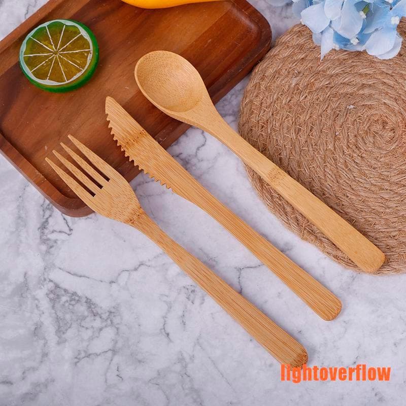 Um conjunto de talheres de viagem em bambu, garfos e colheres reutilizáveis para cozinha.
