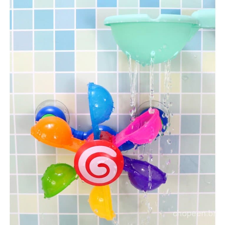 Brinquedo para banheira com pulverizador de água, usado para brincadeiras no banho.