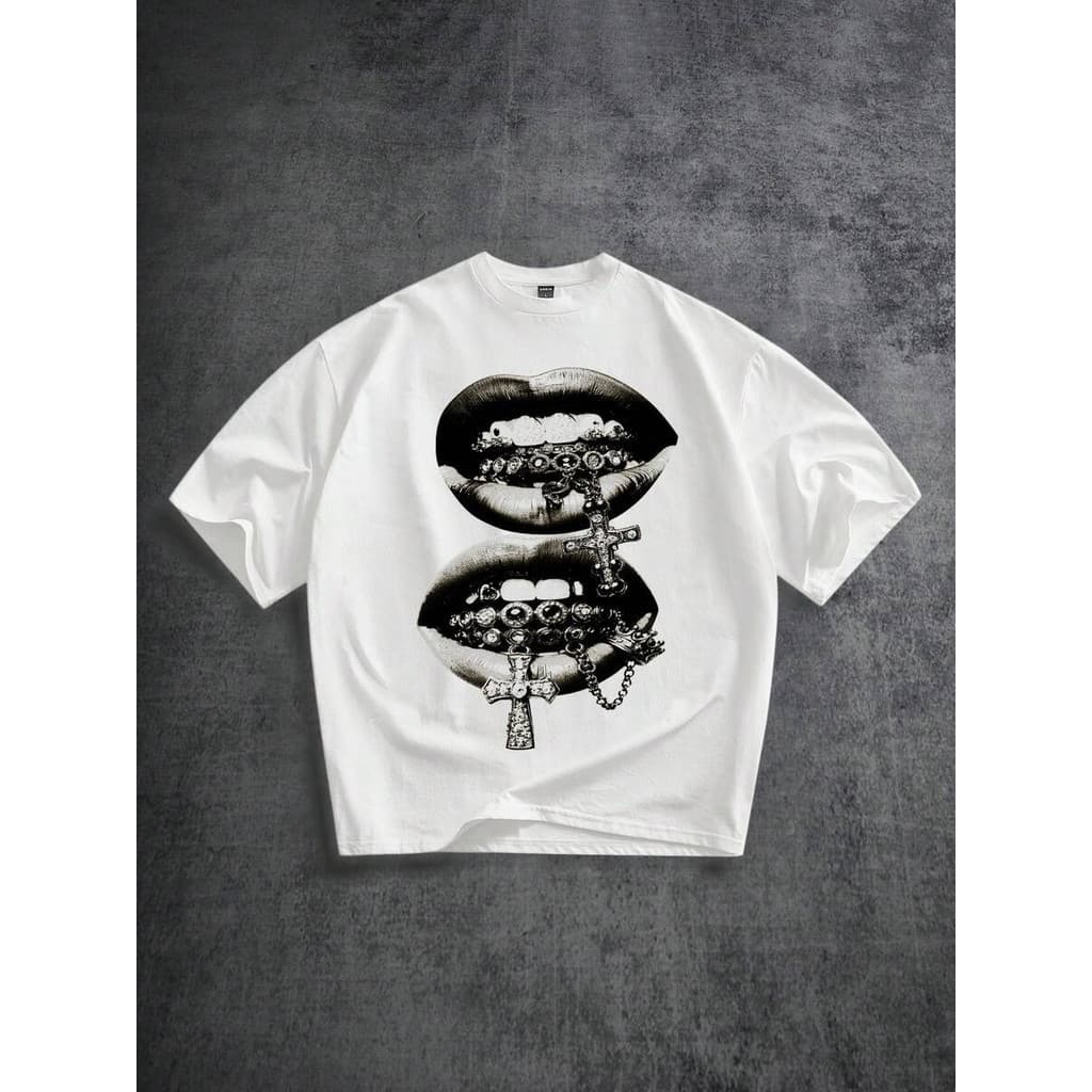 Camiseta De Manga Curta Branca Com Estampa De Lábios Desgastados Cinza , Strass E Cruz, Streetwear
