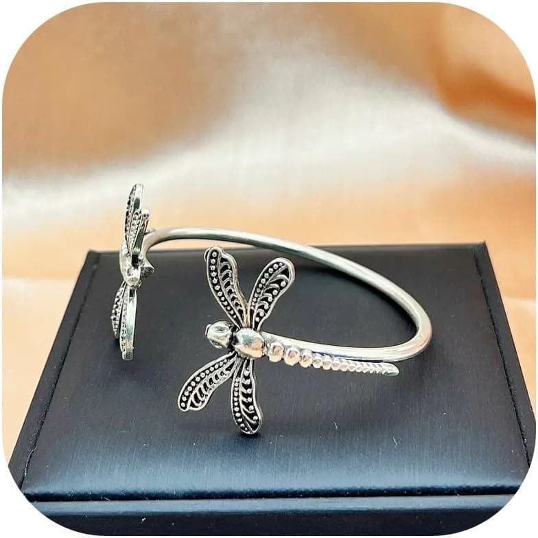 Pulseira de Punho Prateada para Mulheres com Pingente de Libélula, Bracelete Aberto Banhado a Prata, Não Oxida, Joia Vin