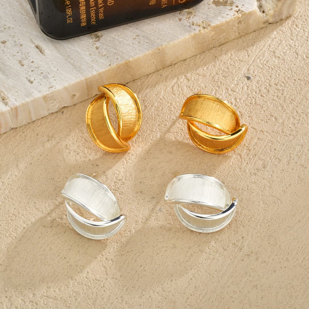 【32】Brincos de dupla camada com acabamento cruzado em estilo medieval