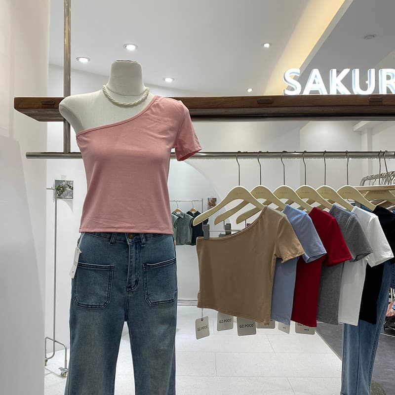 Design sentimento quente menina ombro oblíquo manga curta camiseta feminina verão 2024 novo estilo versão coreana nicho