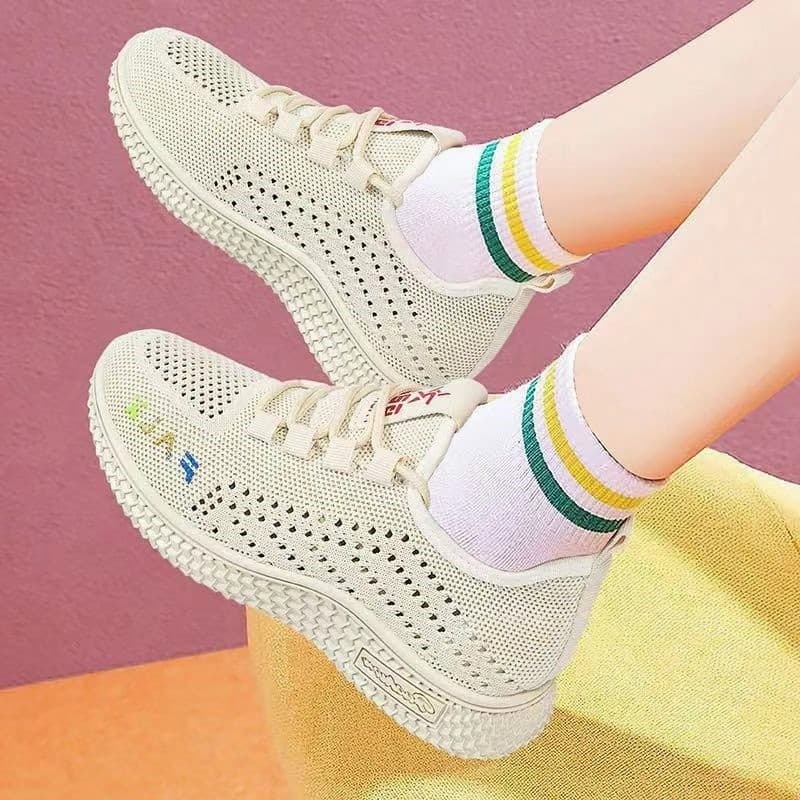 Tênis feminino 2026 primavera verão novo estilo sapatos da moda versão coreana malha confortável pequenos sapatos vermel