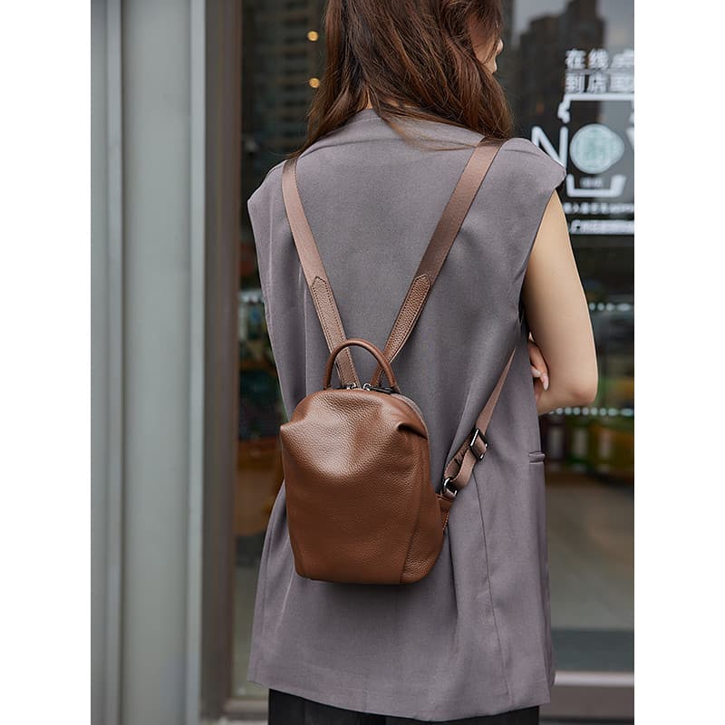 Pequena pequena mochila de couro feminina 2026 novo estilo moda All-Match senhoras mochila luz Casual Mini primeira cama