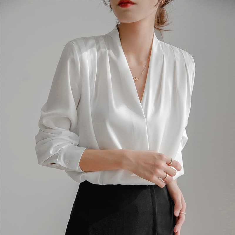 Foto real de uma camisa feminina branca de manga comprida com design francês, blusa vintage de seda, blusa profissional