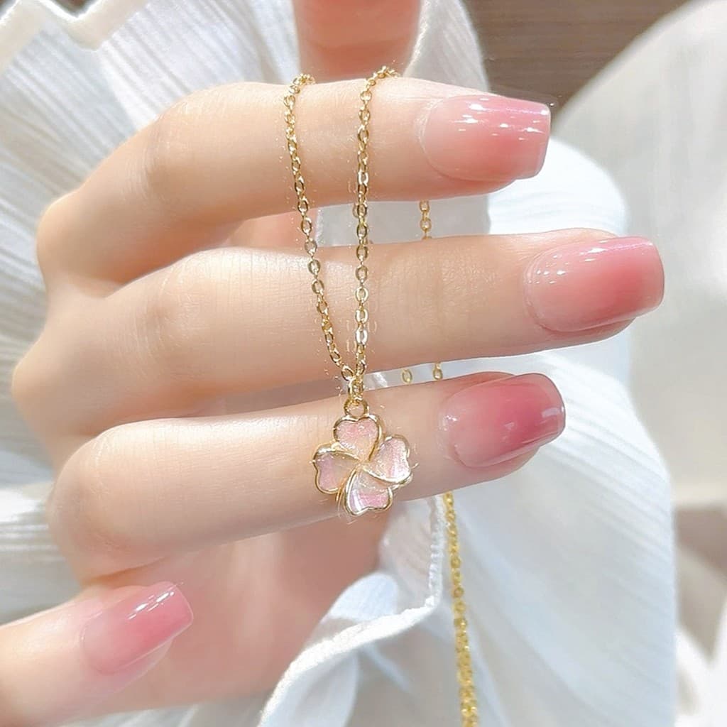 Colar feminino com trevo de quatro folhas em degradê, luxo discreto com toque sofisticado, corrente de clavícula em resi