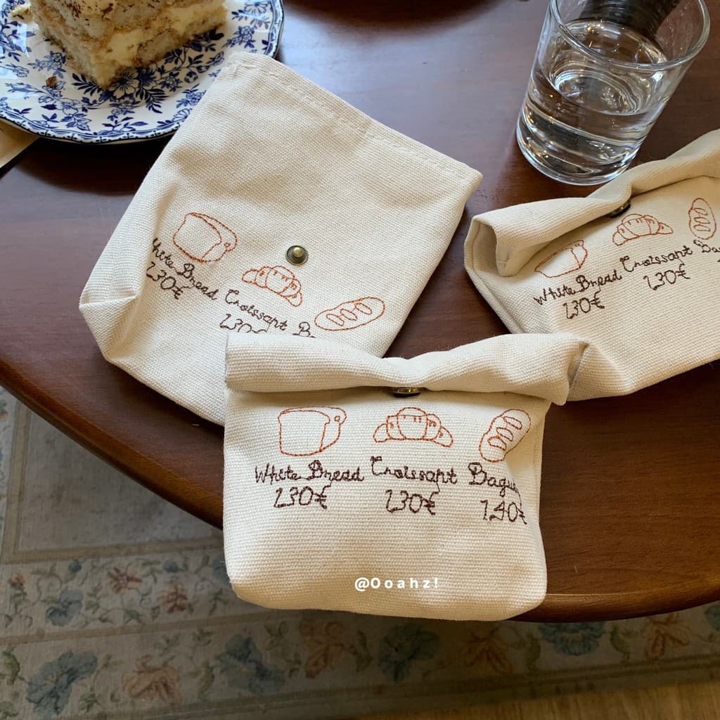 Pão tem uma bolsa pequena de lona bordada, fofa e de estilo japonês. Mini bolsa portátil para guardar fones de ouvido. J