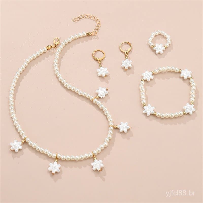 Conjunto de joias com colar de pérolas, adequado para meninas usarem, inclui pulseira, brincos e anel.