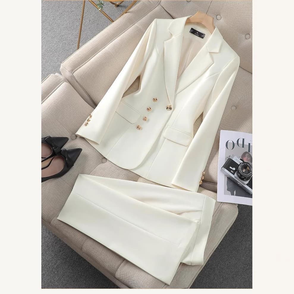 Terno executivo feminino elegante e estiloso, de corte slim, para uso profissional no dia a dia.