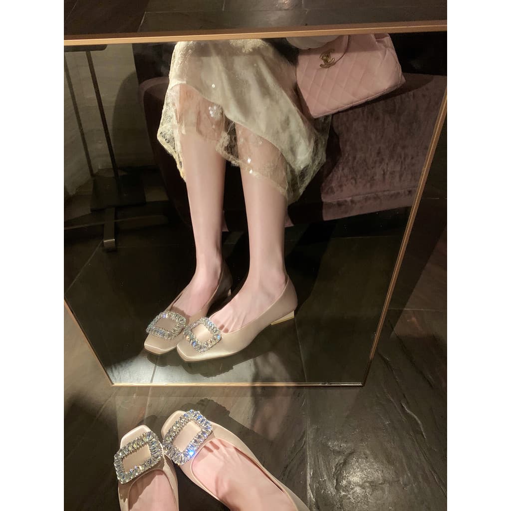 Salto plano 2026 primavera outono novo estilo strass fivela quadrada estilo francês dedo do pé quadrado prata combinando