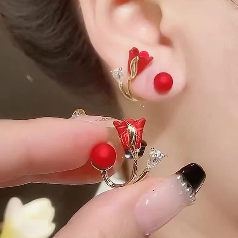 Brincos com motivos de rosas vermelhas, um acessório moderno e elegante para mulheres.