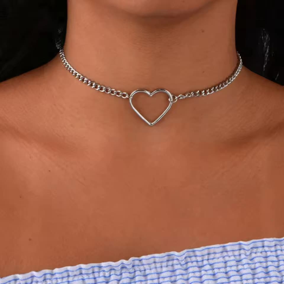 Colar Gargantilha Pingente Coração Vazado Feminino Choker Correntinha