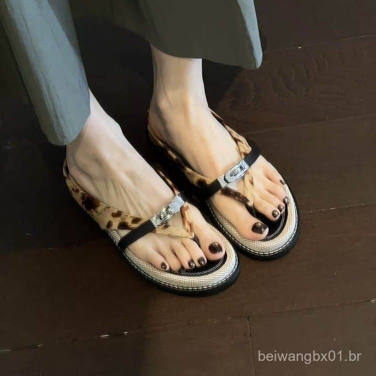 Chinelos femininos de couro com estampa de leopardo estilo retrô, com fivela de metal de 3,5 cm, sandálias casuais para