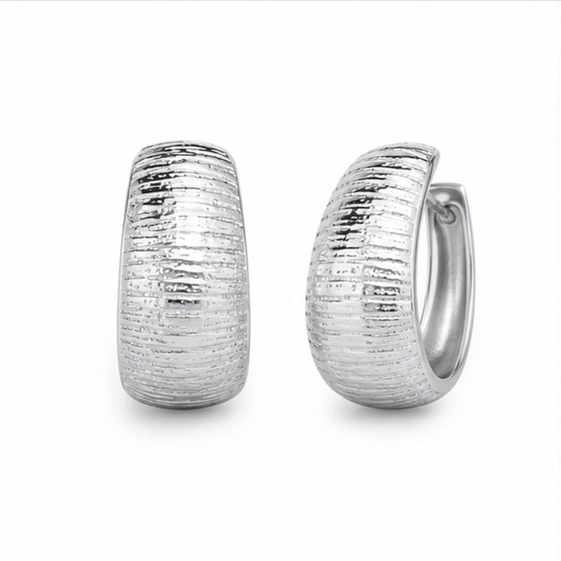 Brinco Feminino Meia Argola Prateada Texturizada Aço Inoxidável 316L Versátil Para Looks Do Dia A Dia