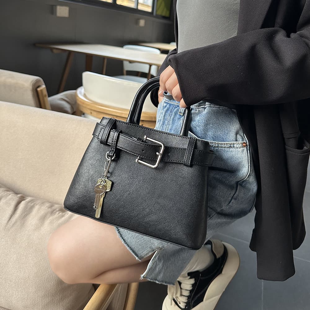 Nicho High-End saco feminino 2025 novo estilo fivela de cinto bolsa de ombro saco da motocicleta grande capacidade sacol