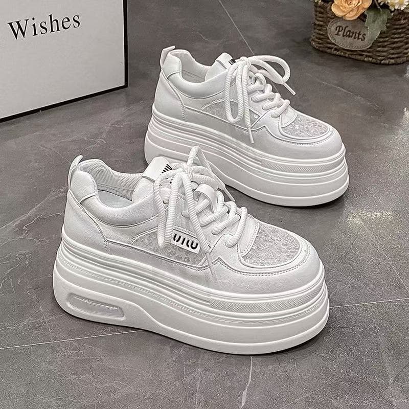 Sapatos brancos aumentados tênis femininos 2026 verão novo estilo Super grosso sola malha de venda quente respirável mod