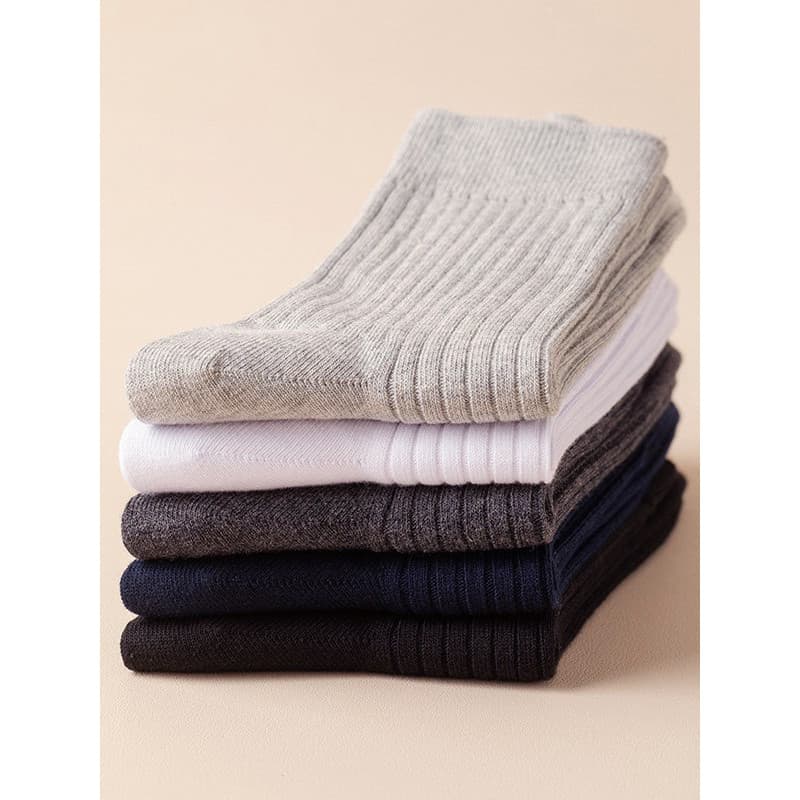 Um preguiçoso estilo japonês Muji meias casuais de algodão bom produto cor sólida padrão escuro meias tubo médio meias m