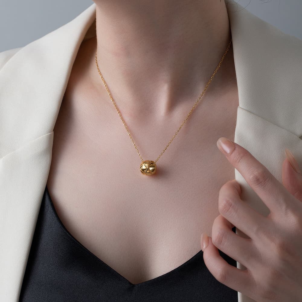 [Estoque pronto] Colar de feijão de ouro pequeno xadrez de diamante de luxo leve feminino banhado a ouro rosa pingente c