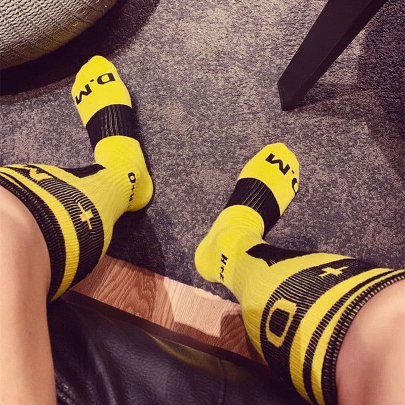 Estoque pronto DM Meias masculinas Moda de cano alto Meias esportivas de futebol Meias de algodão Meias com fundo de toa