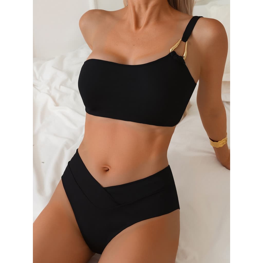 Biquíni de duas peças com fivela de metal e design de corte justo para mulheres.