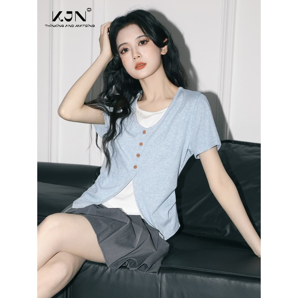 Camiseta feminina azul falsa de duas peças de manga curta 2026 verão novo estilo contraste cor costura cintura estreita