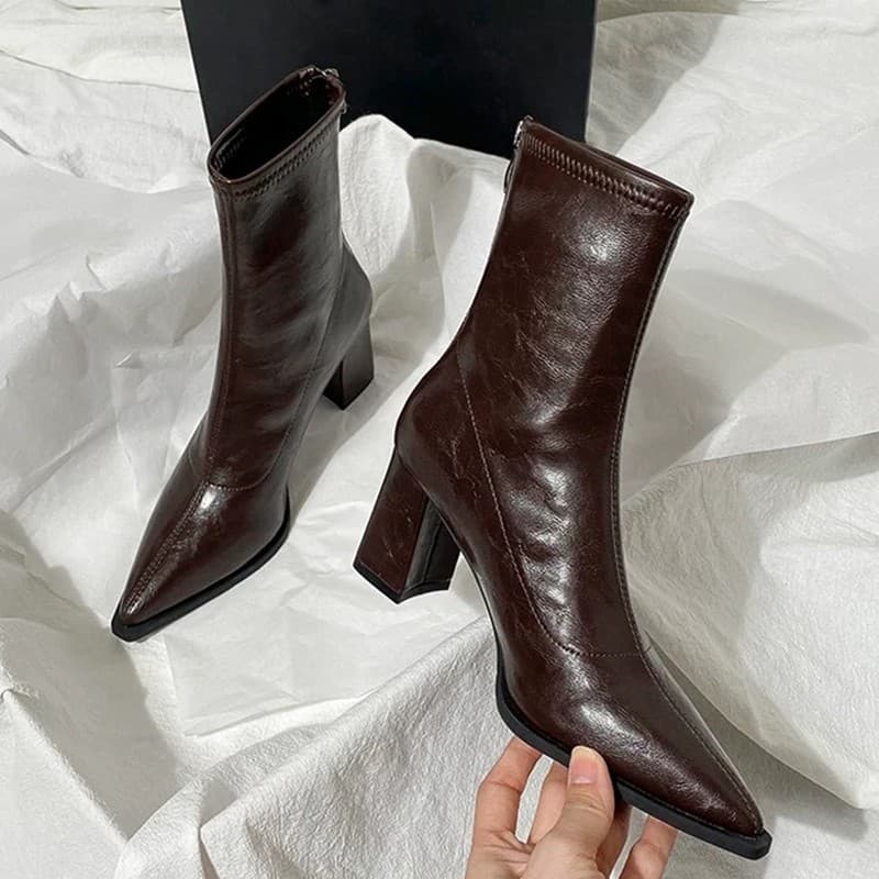 Botas curtas femininas marrons em estilo britânico, de salto alto, novas botas francesas versáteis para outono e inverno