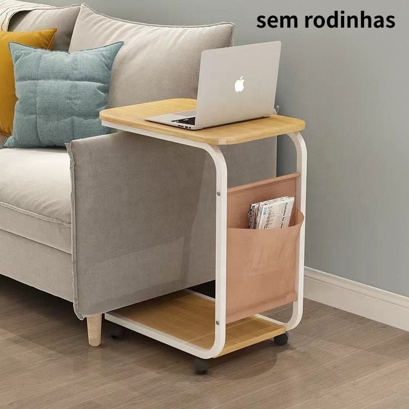 Mesa lateral ao lado do sofá, pode ser usada para guardar revistas, mesa de centro, sem rodinhas.