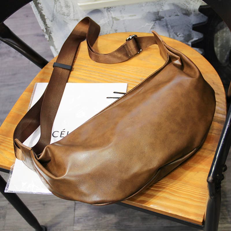 Retro saco do mensageiro de couro macio moda All-Match saco masculino versão coreana esportes grande capacidade bolinho