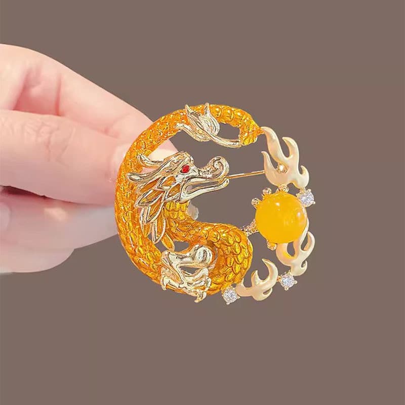 Estilo chinês dragão dourado jogando bola dragão broche feminino Benming ano broche pino ano do dragão zodíaco terno ace