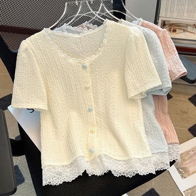 Francês estilo suave Design em torno do pescoço plissado manga curta costura renda borda coração botão camisa curta topo