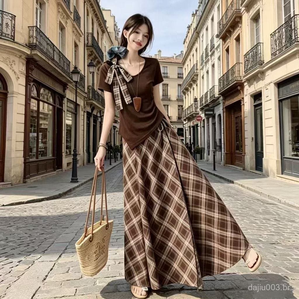 ⭐ ⭐ Conjunto de verão: um conjunto completo de camiseta de manga curta com ombros à mostra e saia xadrez em tamanho plus