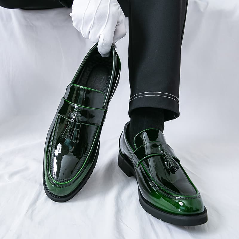 Mocassins masculinos estilo britânico couro envernizado brilhante aumento interno negócios Casual deslizamento-em ervilh