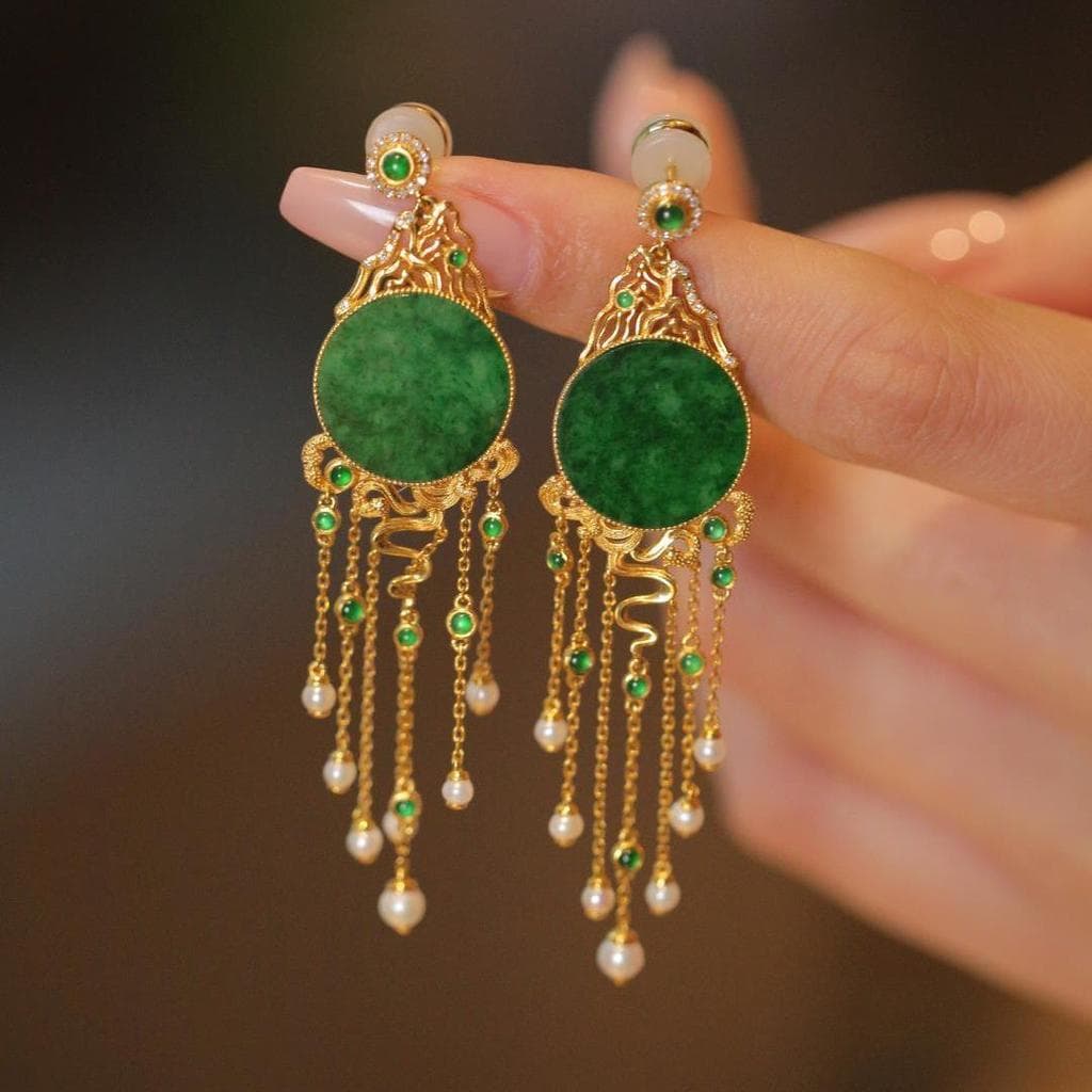Brincos originais de estilo chinês com calcedônia verde natural, franjas de pérolas e pingente redondo.