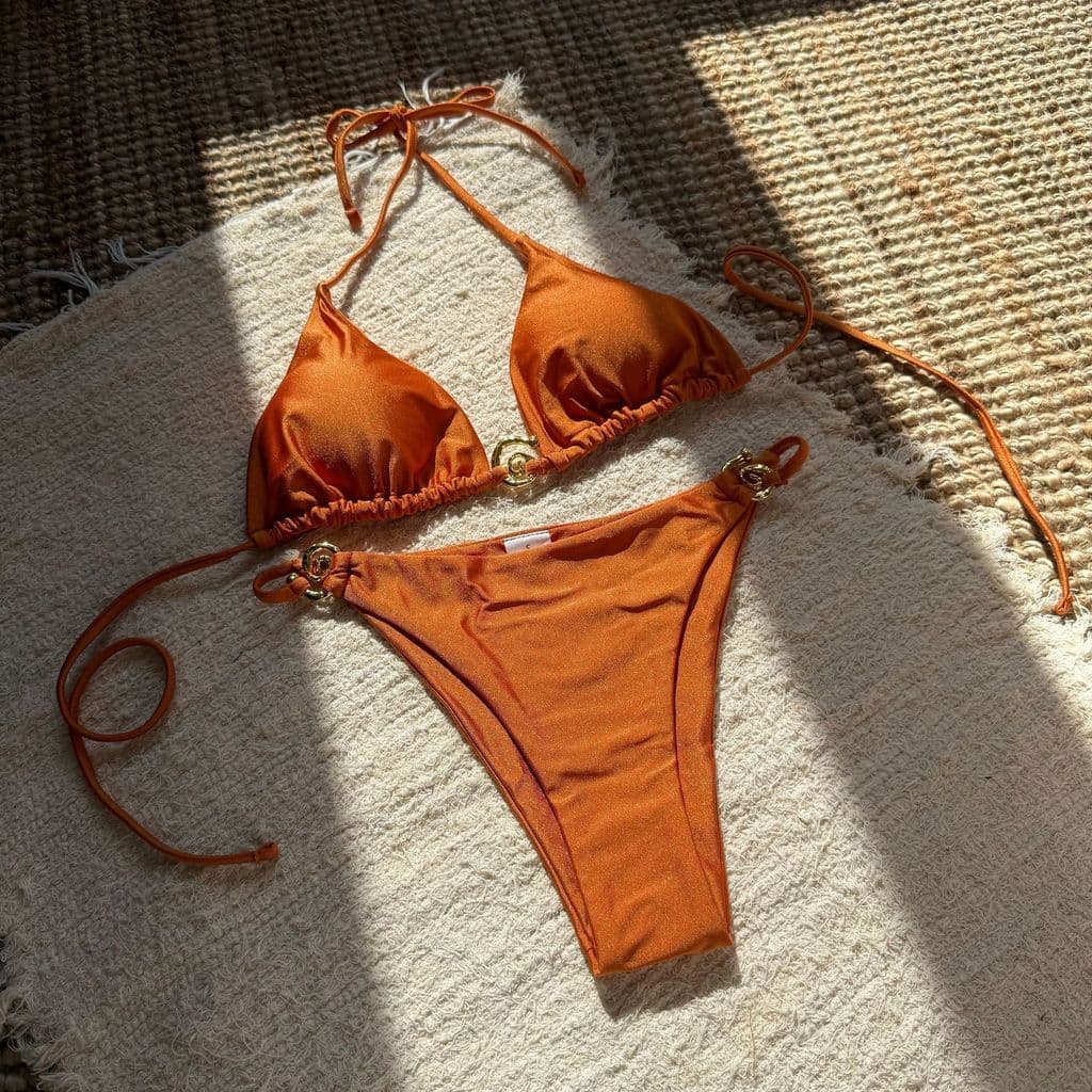 Biquíni sensual de duas peças em nylon brilhante metálico com anel, amarração nas costas e costas abertas.