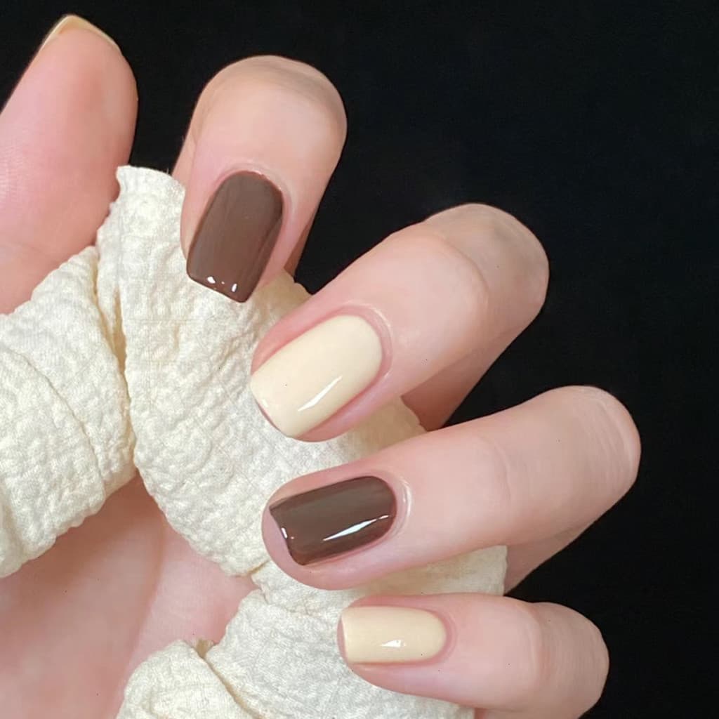 Simples elegante cor sólida Manicure marrom leitoso branco Wearable unhas falsas unhas curtas 24 peças removíveis